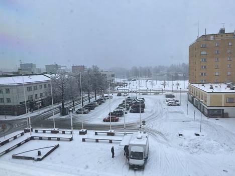 Tältä Valkeakosken keskustassa näytti aamulla 5. huhtikuuta. Ilmatieteen laitos arvioi, että Valkeakoskelle sataa tiistaina vielä yli 10 senttiä lunta.