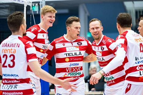 VaLePan uudet pelaajat pääsivät heti maistamaan voittoa Savoa vastaan. Urpo Sivula (1), Jacob Ekman (9), Karli Allik (4) ja Eetu Pennanen tuovat tälle kaudella uutta väriä Mikko Eskon (7) ja Sakari Mäkisen (23) tähdittämään VaLePaan.