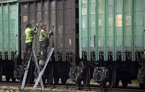 Jäädytettyjä venäläisiä tavaravaunuja salaisessa paikassa jossain päin Suomea. Osassa vaunuja oli Greenpeacen iskulauseita, joita työntekijät maalasivat piiloon suomalaisella ratapihalla.