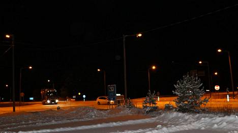 Merikarviantien Tuorilaan vt. 8:lle johtavan tien valot sammutetaan kunnan säästötoimenpiteenä iltaisin kello 23 ja sytytetään uudelleen aamulla kello 5.