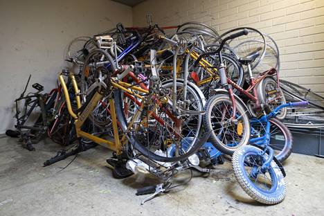 Vanhoista, korjauskelvottomista polkupyöristä irrotetaan kaikki käyttöön vielä sopivat osat. 