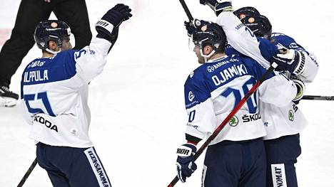 Valtteri Filppula (vas.) ja Niko Ojamäki juhlivat Leijonien maalia.