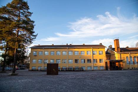 Enäjärven koulun pihalla poltettiin nuotiota sunnuntaina. Arkistokuva koulusta.