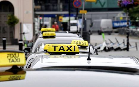 Kuluttajaliiton pääsihteerin Juha Beurling-Pomoellin mukaan kuluttajat ovat päätyneet taksiuudistuksen myötä eriarvoisiin asemiin. 