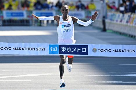 Olympiavoittaja Eliud Kipchoge voitti Tokion maratonin huippuajalla -  Urheilu - Aamulehti