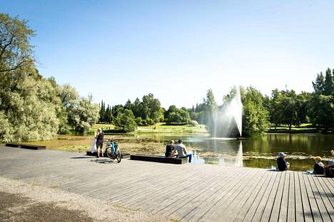 Viikonloppuna Pirkanmaalla lämpöasteet voivat ylittää hellerajan. Kuva on otettu Tampereen Sorsapuistossa 21. heinäkuuta.