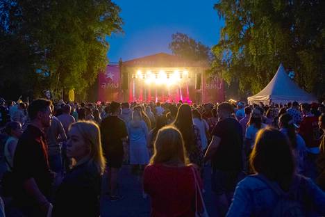 Ensi kesänä Raumanmeren Juhannusta vietetään jälleen tuttuun tapaan Otanlahden rannalla. Viime kesänä tapahtumaan osallistui noin 20 000 kävijää. Kuvaa vuoden 2022 festivaaleilta, jolloin lavalla nähtiin muun muassa ABREU. 