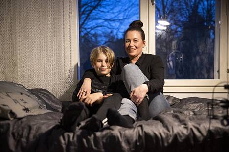 Alex Pesola ja hänen äitinsä Mia Häggblom ovat kärsineet rajuista migreenikohtauksista. Uusi biologinen estolääke toi molemmille avun. ”Olemme onnekkaita, että pääsimme lääkkeen tutkimuspotilaiksi.”