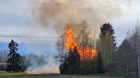 Palosta Sastamalan Sastamalantien varrelta nousi ilmaan savua sunnuntai-iltana.