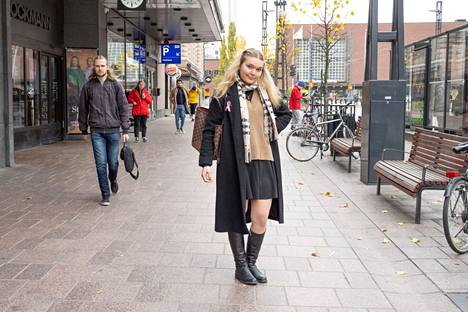 Tamperelainen opiskelija Aida Väisänen käyttää mielellään hameita. Louis Vuittonin laukku oli hankittu second handina muutama vuosi sitten. ”Ostin sen itselleni ylioppilaslahjaksi.” Asun täydensi tämän vuoden Roosa nauha-kampanjan rintakoriste. ”Se oli niin nätti.”