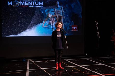 Tampereen Työväen Teatteri esitteli perjantaina ohjelmistoaan. Sirkku Peltolan ohjaama Momentum 1900 on ajankohtaisempi kuin näytelmäkirjailija olisi kirjoitusvaiheessa ikinä uskonut.