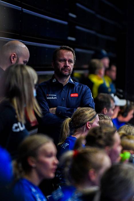 Juuso Koskinen valmensi Classicin naisten liigajoukkuetta lauantaina.