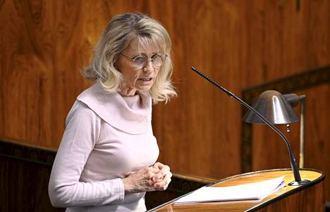 Kristillisdemokraattien Päivi Räsänen eduskunnan täysistunnossa Helsingissä 20. huhtikuuta 2022. 