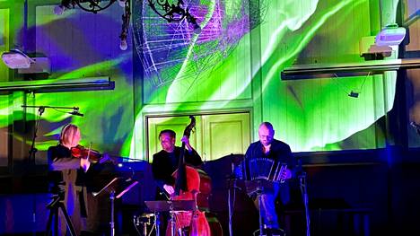 Antti Heerman, Olli Rantala ja Henrik Sandås veivät kuulijat Etelä-Amerikan kiertomatkalle Piazzollan ja muiden sävelin latinojazzista kamarimusiikkiin. Niko Tiainen loihti trion taustalle tyylikästä visuaalista efektimaailmaa.