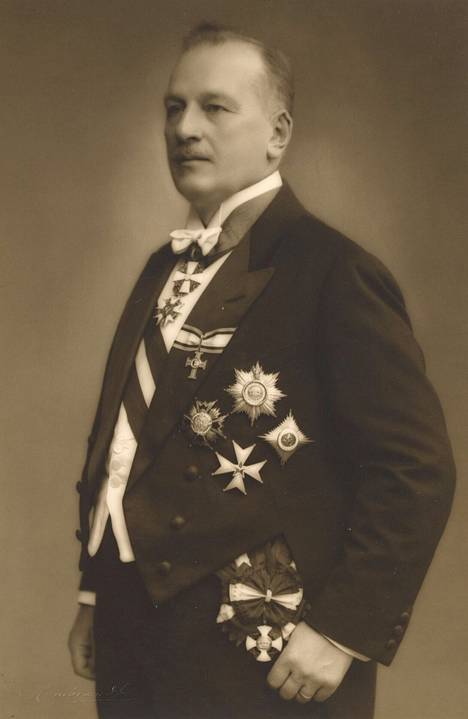 Pontus Artti oli Tampereen Teatterin kolmas johtaja. Hän jätti teatterin helmikuussa 1906 ja siirtyi lehtialan kautta yhteiskunnallisiin tehtäviin. Vuonna 1927 hän aloitti lähettiläänä Moskovassa.