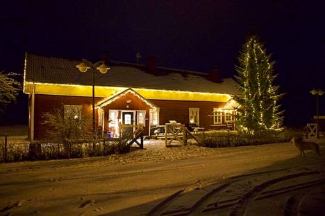 Tämä ihastuttava joulutalo löytyy Sammaljoelta. Talossa asuvat Jenni Haapiseva ja Jussi Kuurila.