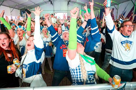 Saksa-Suomi ottelun jälkeen fanit kerääntyivät seuraamaan Käärijää Tampereen Rautatienkadun Fanzonelle. Kappale sai riehakkaita tuuletuksia.
