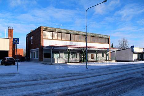Tämä liiketalo rakennettiin Kansallis-Osake-Pankin Kokemäen konttoria varten vuosina 1971–1972. Talon edestä purettiin tuolloin vanha pankkirakennus, joka oli valmistunut vuonna 1903.