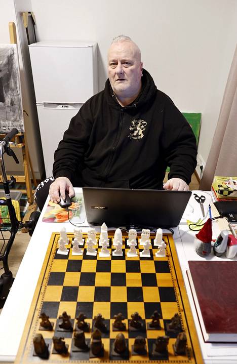 Ilpo Pynnä sai lopetettua tupakanpolton reilu vuosi sitten. Vieroitusoireissa häntä on auttanut shakin pelaaminen, joka vie ajatukset tupakasta pois. 