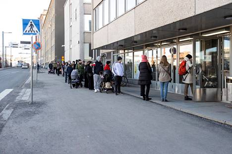 Tampereen poliisitalolla ihmiset jonottivat passin uusintaan 21. huhtikuuta. Nyt ruuhkat ovat hieman helpottaneet. 