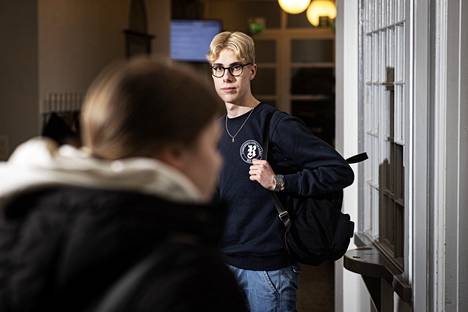 Nokialainen Elias Kilpikari opiskelee Tampereen lyseon lukiossa ja tekee ravintola-alan avustavia töitä vuokratyöyrityksen kautta.
