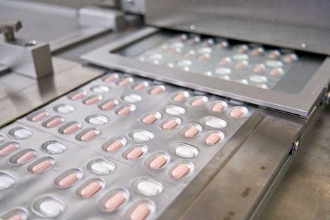 Paxlovid on suun kautta otettava koronalääke, jonka on kehittänyt lääkeyhtiö Pfizer. Paxlovid-lääkkeitä pakattiin Italiassa marraskuussa 2021.