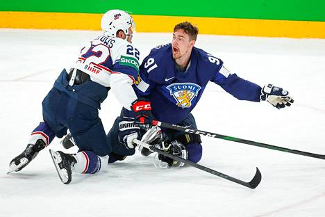 Porilainen Juho Lammikko (oikealla) väänsi tiukasti USA-pelaajien kanssa maanantain voitossa.
