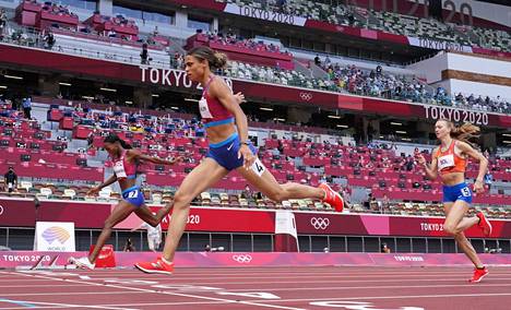 Sydney McLaughlin kukisti Dalilah Muhammadin loppusuoralla 400 metrin aitojen finaalissa. Hollannin Femke Bol juoksi pronssia.