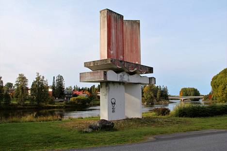 Koskenperkaajien muistomerkki on ollut jo vuosia korjauksen tarpeessa. Heikki Häiväoja teki muistomerkistä alun perin harmaan, mutta se on myöhemmin maalattu valkoiseksi. Nyt osa teoksesta on värjäytynyt ruosteenpunaiseksi.