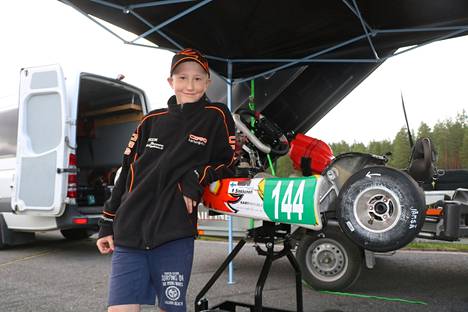 Kolmatta vuotta lajia harrastava Pyry Sinkkonen on ehtinyt jo kiertää maan kilparatoja karting-kerhosta saaduilla opeilla.