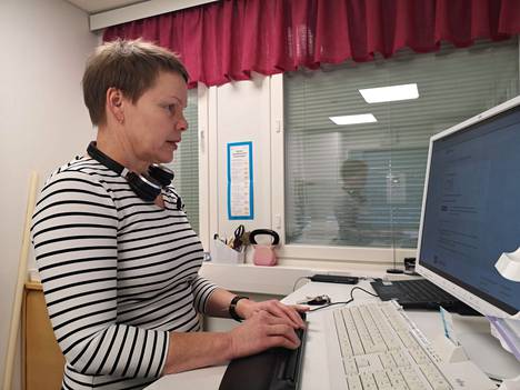 Sairaanhoitaja Sari Hukkanen vastailee sastamalalaisten netin kautta lähettämiin oirearvioihin. Kesäkuun lopulta asti Sastamalassa käytössä olleessa omaolo.fi -palvelussa tehtiin lokakuussa 750 lomaketäyttöä.