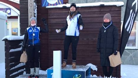 Kontiolahden N22-sarjan SM-mitalistit on nimetty ampumahiihdon Suomen nuorten MM-joukkueeseen Kazakstaniin. Kuvassa palkintopallilla Noora Kaisa Keränen (1), Emilia Irvankoski (2) ja Iiris Helander (3).