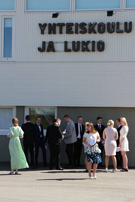 Arkistokuva korona-ajan pienimuotoisesta ylioppilasjuhlasta Nakkilan lukiossa keväältä 2020.