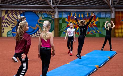 Liikunta auttaa myös teoreettisten aineiden opiskelussa. Vuosi sitten otetussa arkistokuvassa  Porin Taitoluistelun juniorit harjoittelevat Karhuhallissa.