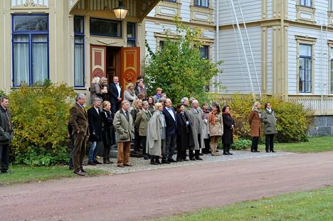 Ruotsin kuningaspari kerääntyi seurueineen ja isäntineen yhteispotrettiin Ahlströmin Noormarkun ruukkialueen Isotalon eteen lokakuussa 2009. 