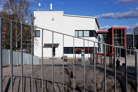 Helsingin Sanomien tietojen mukaan poika kävi Kulosaaren ala-asteen koulua. 