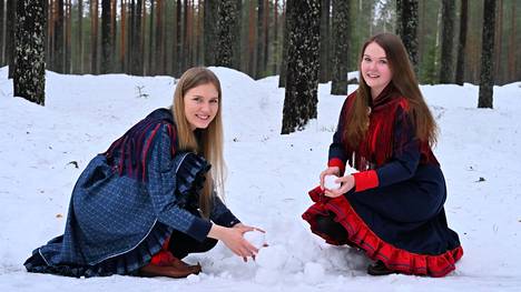 24-vuotias Teija Kaartokallio ja 23-vuotias Inka Kaartokallio opiskelevat Oulun ja Lapin yliopistoissa. He ovat kasvaneet ja käyneet koulunsa Janakkalassa, mutta äidin puolen saamelaiset sukujuuret ovat Utsjoella. 