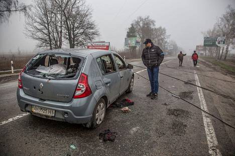 Butšassa vapaaehtoinen tarkasti, löytyykö tästä autosta vainajia perjantaina 1. huhtikuuta. Kaupungin pormestarin mukaan kokonaisia perheitä on Butšassa  yhä autoissaan kuoliaiksi ammuttuina.