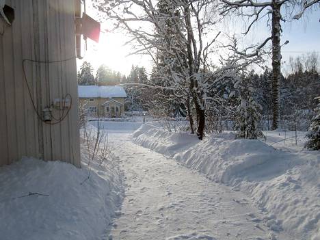 Lunta on tänä talvena ja keväänä piisannut. Kuva on otettu helmikuussa Mäntässä, mutta vielä huhtikuussakin lunta on ollut paikoin jopa 70 senttiä.