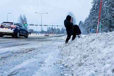 Lunta on sateiden jäljiltä teillä runsaasti, eikä kaikkia teitä ole vielä aurattu. Tampereen Ruotulassa Teiskontien ja Jaakonmäenkadun risteys on isojen lumikasojen täyttämä. Risteys näytti tältä 11. joulukuuta iltapäivällä.