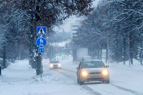 Luminen näkymä Sääksmäentiellä Valkeakoskella 8. joulukuuta 2022.