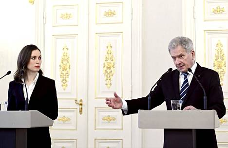 Pääministeri Sanna Marin ja presidentti Sauli Niinistö tiedotustilaisuudessa Ukrainan sodan alkamisen jälkeen 24. helmikuuta.