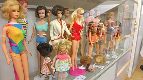 Eija Junno-Pihlaisen Barbie-kokoelmaan voi tutustua Keuruun museon Vinttigalleriassa helmikuun puoliväliin saakka.
