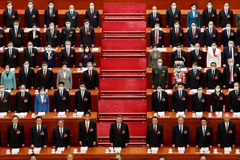 Kiinan presidentti Xi Jinping (kesk.) ja muut kommunistisen puolueen edustajat laulamassa kansallislaulua kongressin avajaisseremoniassa Pekingissä 5. maaliskuuta.