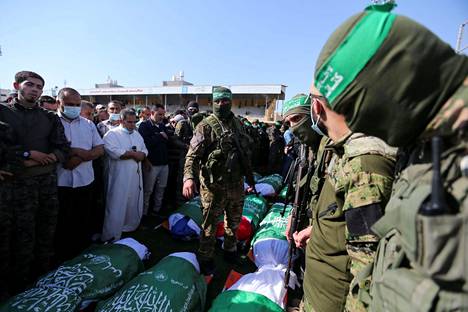 Ihmiset kokoontuivat Israelin iskuissa kuolleiden palestiinalaisten hautajaisiin perjantaina 21. toukokuuta.
