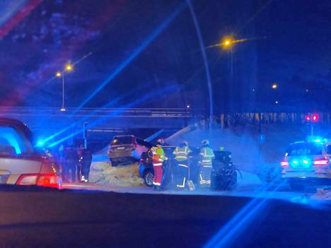 Yksi henkilö loukkaantui sunnuntai-iltana Lahdenperänkadulla kahden henkilöauton kolarissa.