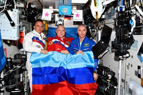 Venäläiset kosmonautit pitelivät Itä-Ukrainan separatistien lippua ISS-avaruusasemalla 4. heinäkuuta.