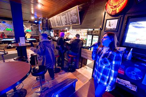 Vuonna 2021 Bar Ladon karaokenurkkauksessa näytti tältä. Sähkönsäästöillassa karaokelaitteistoon ei riitä virtaa.