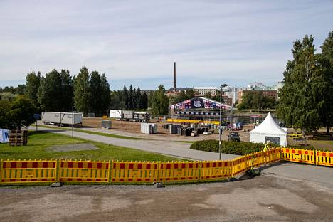 Kakkosesiintymislava pystytetään Ratinan stadionin ulkopuolelle.