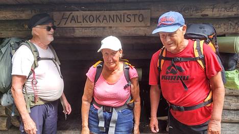 Vappu Lehtonen kuvasi matkakumppaninsa Aarre Lehtosen, Terttu Kuusisen ja Arto Rossin Halkokanniston laavulla Ruskossa keskiviikkona. 